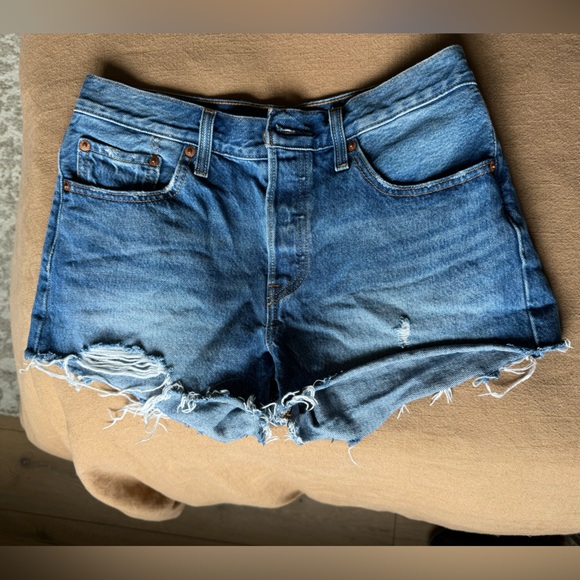 Levi’s 501 Shorts - Picture 1 of 3